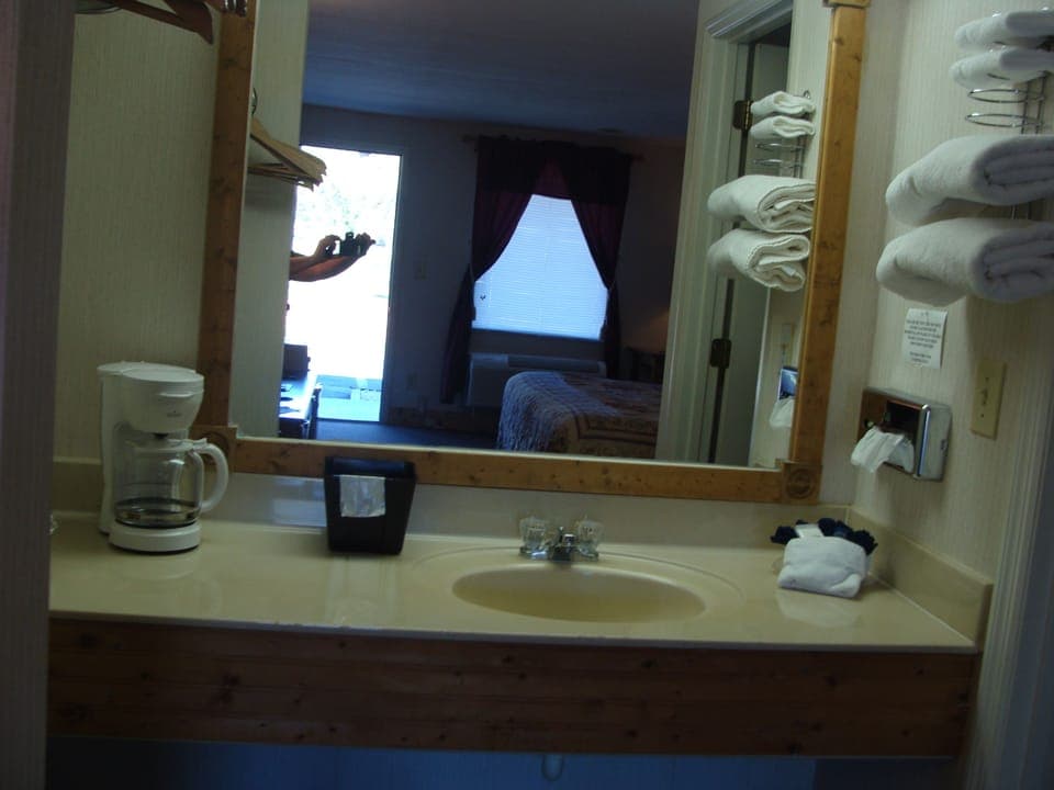 Traditional Single Room, 1 King Bed, Non Smoking | Bathroom | Combined shower/tub, deep soaking tub, free toiletries, towels