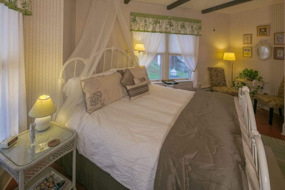 Aunt Sue Room | 1 bedroom, individually decorated, individually furnished