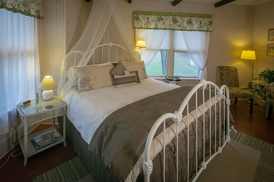 Aunt Sue Room | 1 bedroom, individually decorated, individually furnished