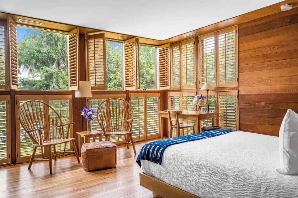 Room, 1 Queen Bed | In-room safe, individually decorated, individually furnished, desk
