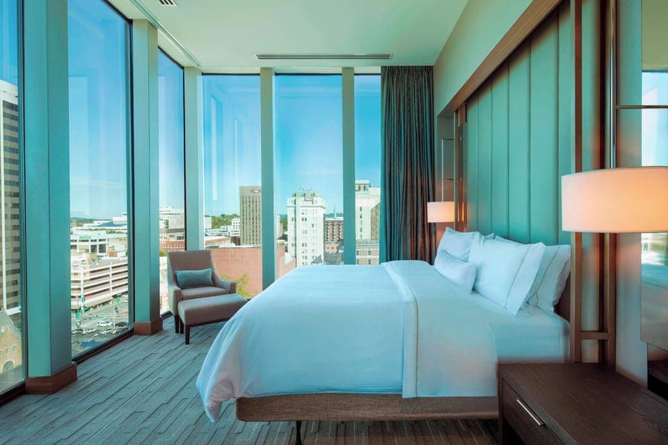 Executive Suite, 1 Bedroom (Mobility Accessible, Tub) | Premium bedding, in-room safe, desk, laptop workspace