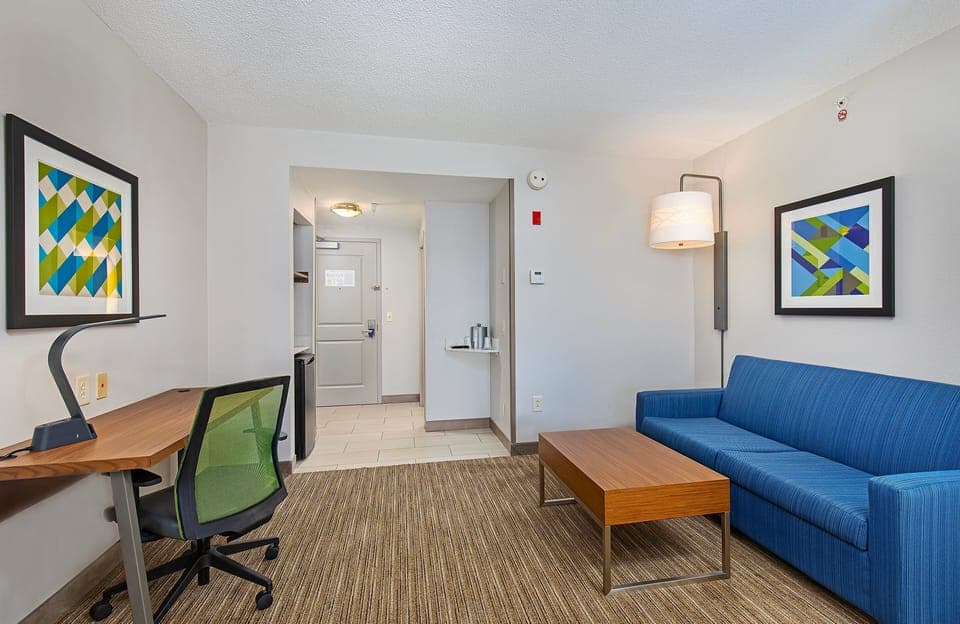 Premium bedding, in-room safe, desk, laptop workspace