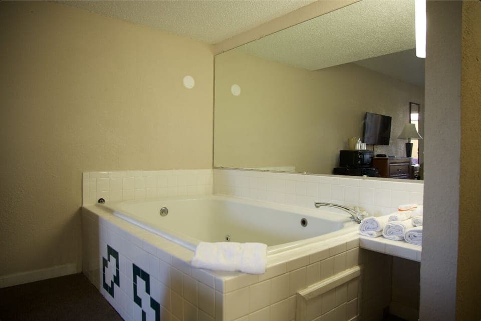 Comfort Room, 1 King Bed, Non Smoking, Jetted Tub | Desk, laptop workspace, free WiFi, bed sheets