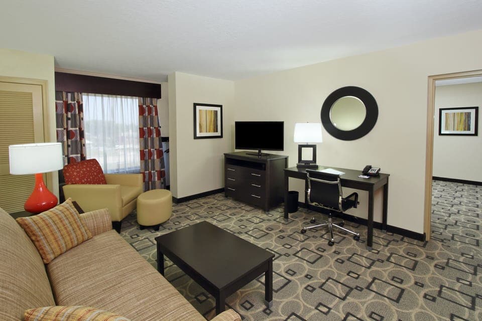 Pillowtop beds, in-room safe, desk, blackout drapes