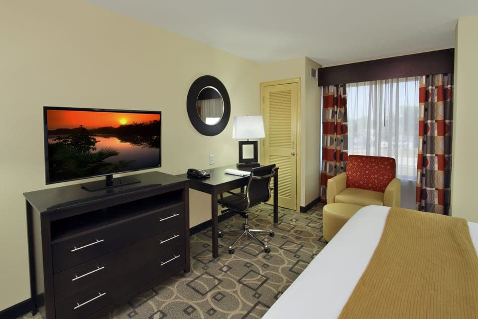 Pillowtop beds, in-room safe, desk, blackout drapes