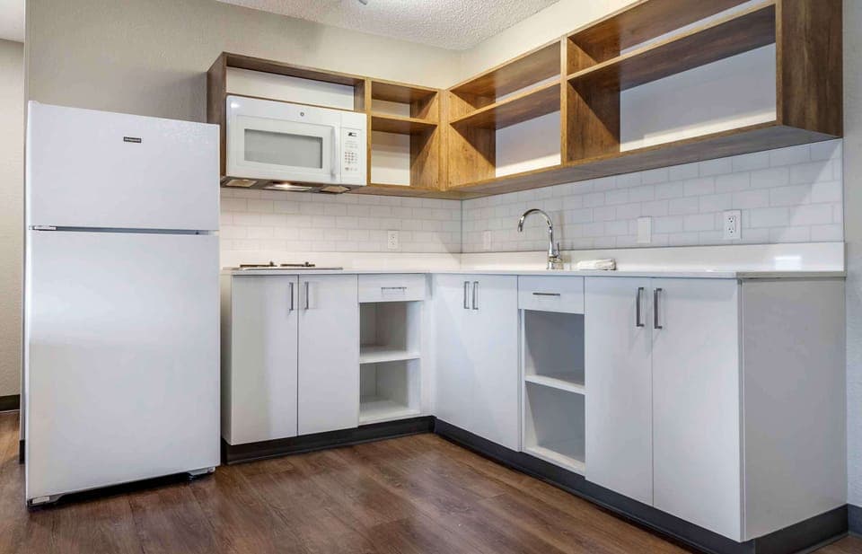 Full-size fridge, microwave, stovetop, coffee/tea maker