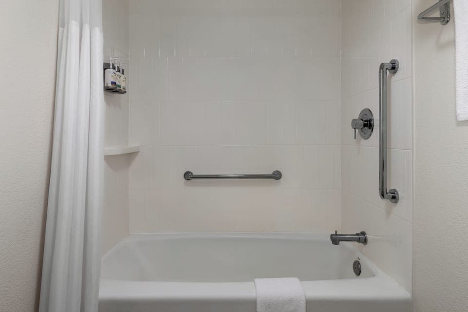Combined shower/tub, hydromassage showerhead, free toiletries