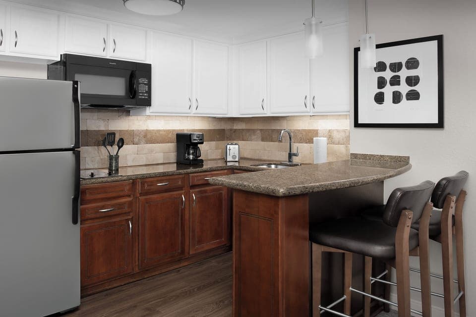 Full-size fridge, microwave, stovetop, dishwasher
