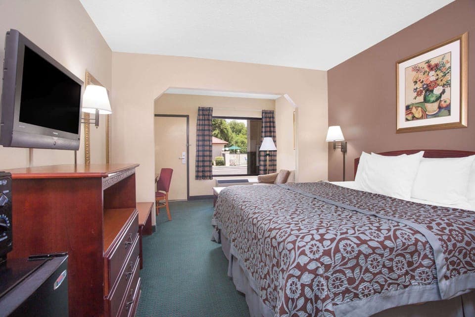 Standard Room, 1 King Bed | Desk, free cribs/infant beds, rollaway beds, free WiFi