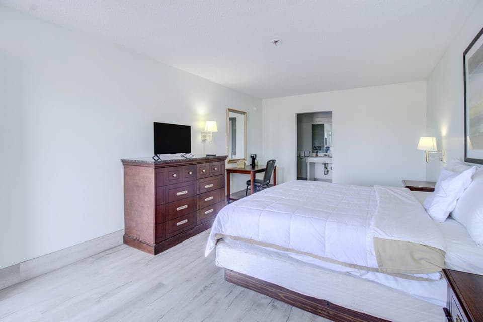 Room, 1 King Bed, Non Smoking | Iron/ironing board, free WiFi, bed sheets