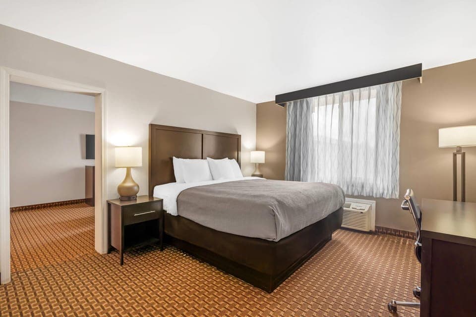 Premium Suite, 1 King Bed with Sofa bed, Non Smoking, Jetted Tub | Desk, iron/ironing board, free WiFi, bed sheets
