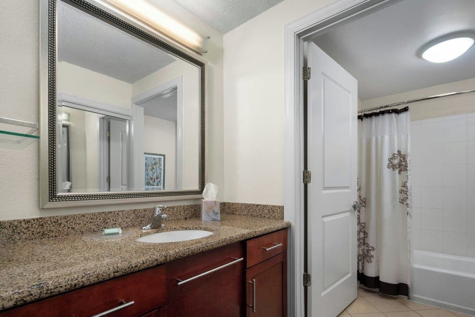 Combined shower/tub, free toiletries, hair dryer, towels