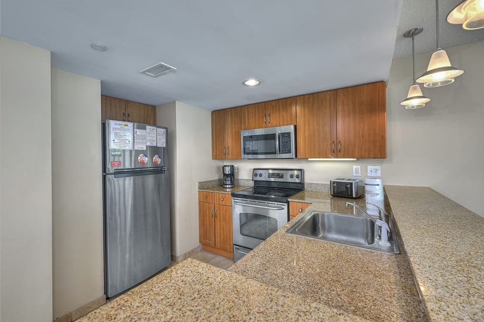 Basic Condo, 2 Bedrooms, Partial Ocean View, Corner (1804) | Private kitchen | Fridge, microwave, oven, stovetop