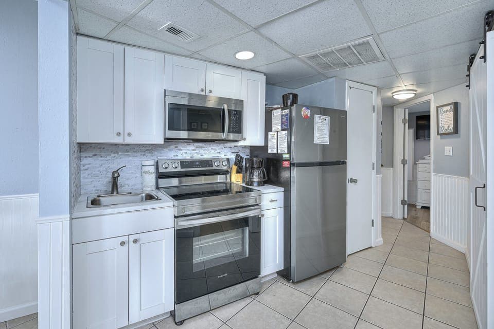 Deluxe Condo, 1 Bedroom, Kitchen, Partial Ocean View (401) | Private kitchen | Fridge, microwave, coffee/tea maker, toaster