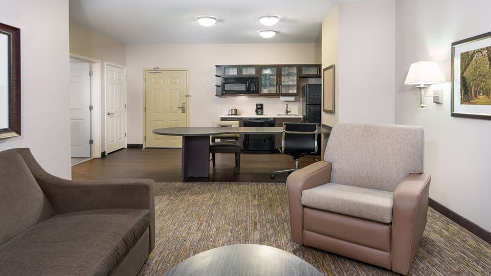 Full-size fridge, microwave, stovetop, dishwasher