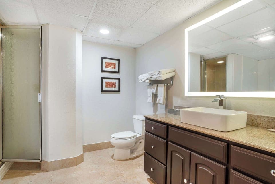 Basic Room, Multiple Beds, Non Smoking | Bathroom | Free toiletries, hair dryer, towels