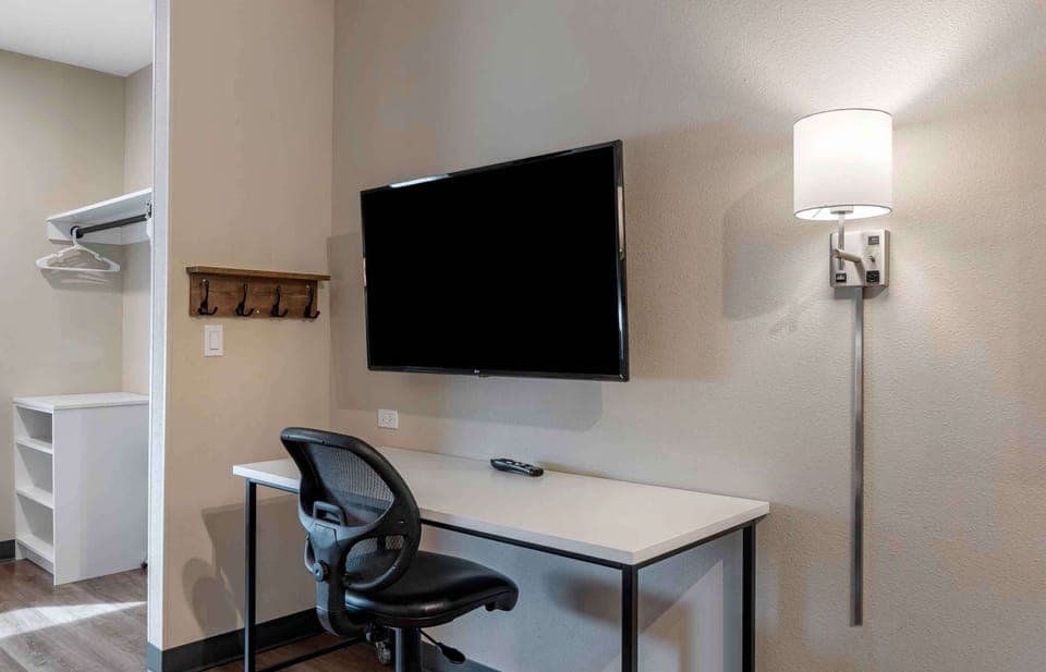 Premium bedding, desk, iron/ironing board, free WiFi