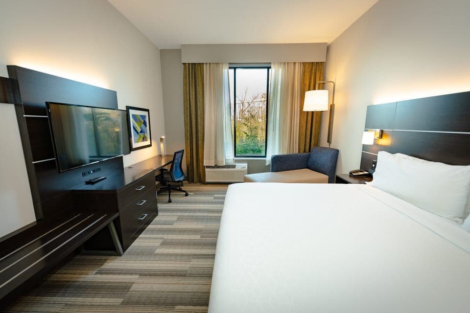 Standard Room, 1 King Bed | In-room safe, desk, laptop workspace, blackout drapes