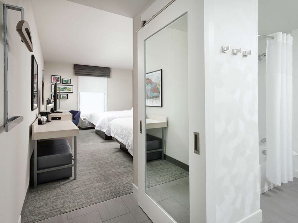 Down comforters, in-room safe, desk, blackout drapes
