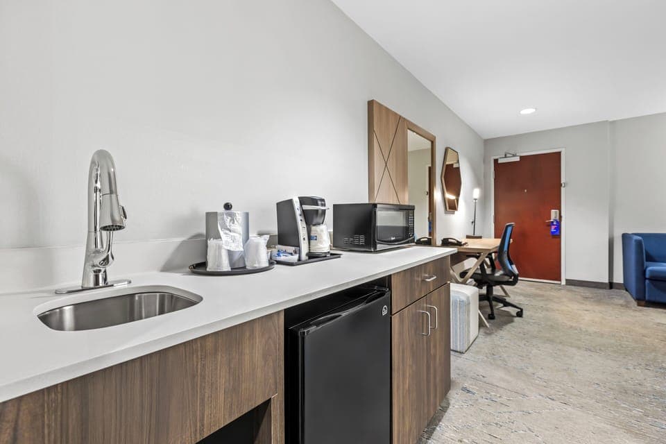 Desk, blackout drapes, iron/ironing board, free WiFi