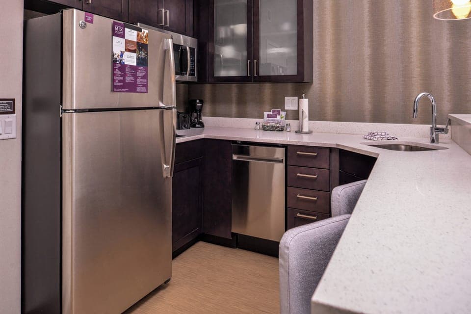 Full-size fridge, microwave, oven, stovetop