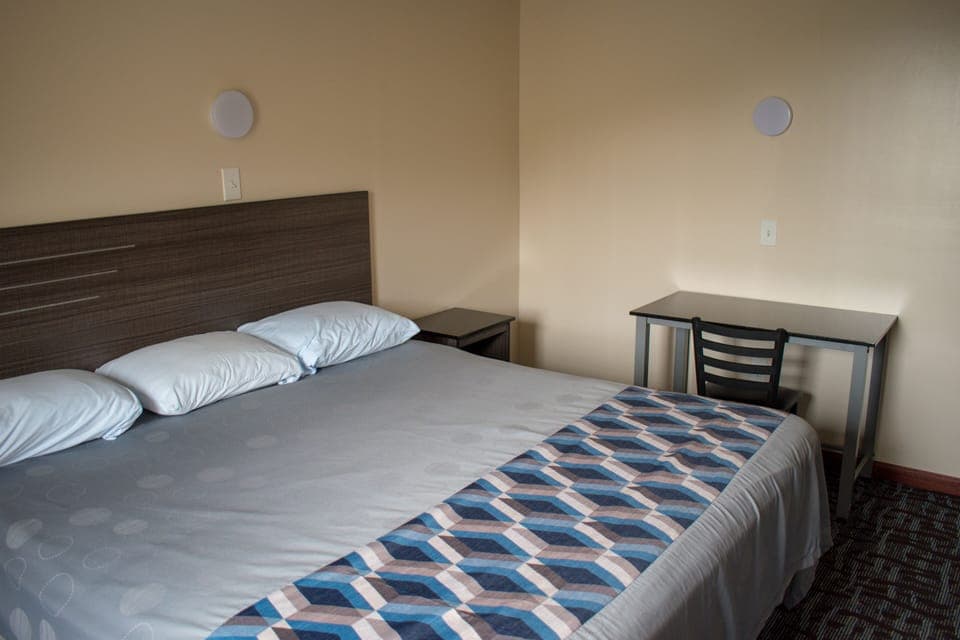 Standard Room, 1 King Bed, Non Smoking | Blackout drapes, soundproofing, iron/ironing board, free WiFi
