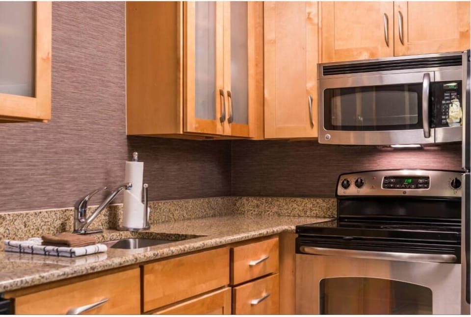 Fridge, microwave, stovetop, dishwasher