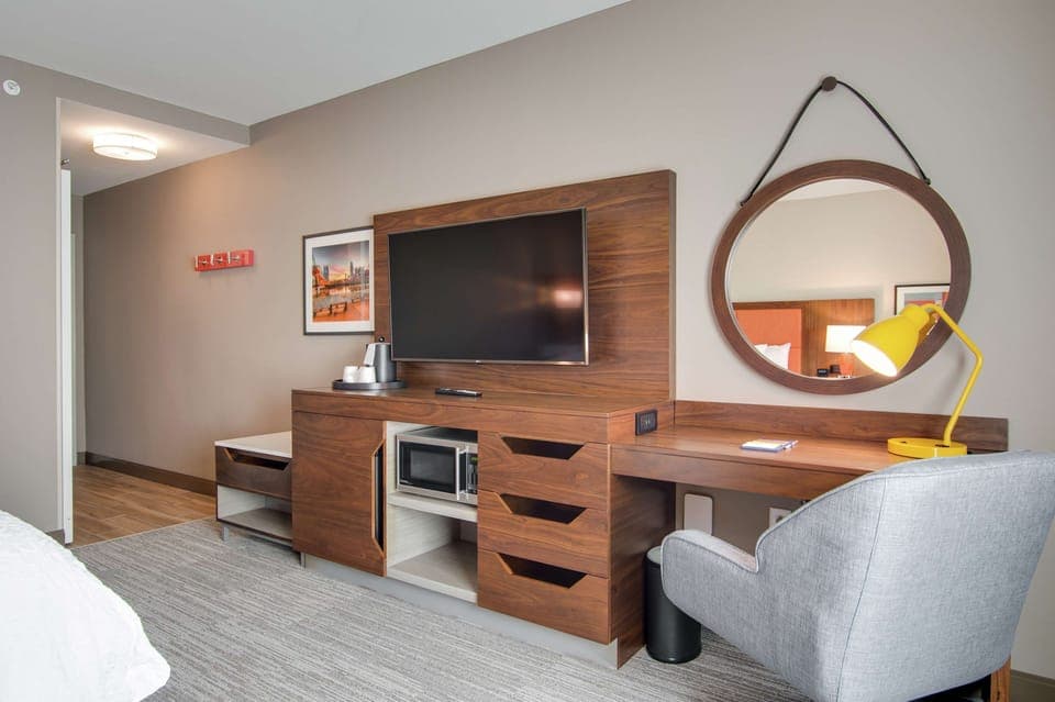 Premium bedding, in-room safe, desk, laptop workspace