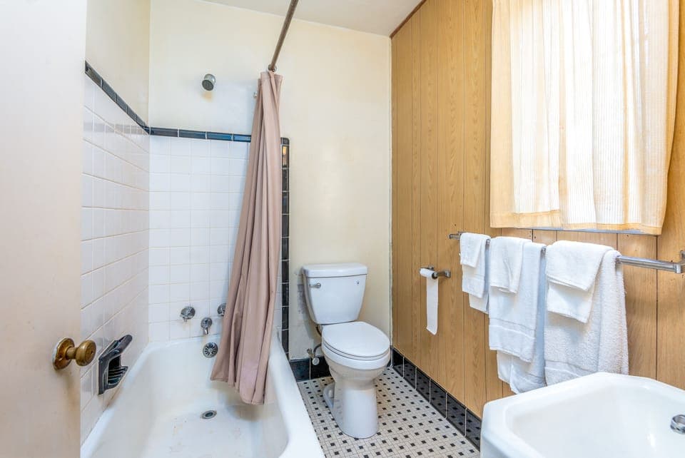 Basic Room, 1 Queen Bed, Mountain View | Bathroom | Free toiletries, hair dryer, towels