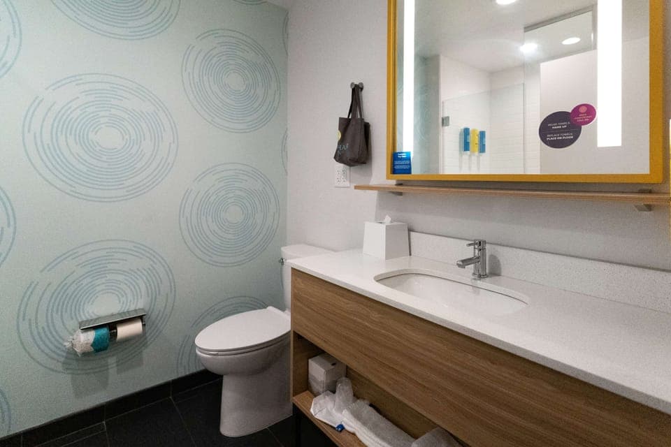 Room, 2 Queen Beds | Bathroom | Combined shower/tub, free toiletries, hair dryer