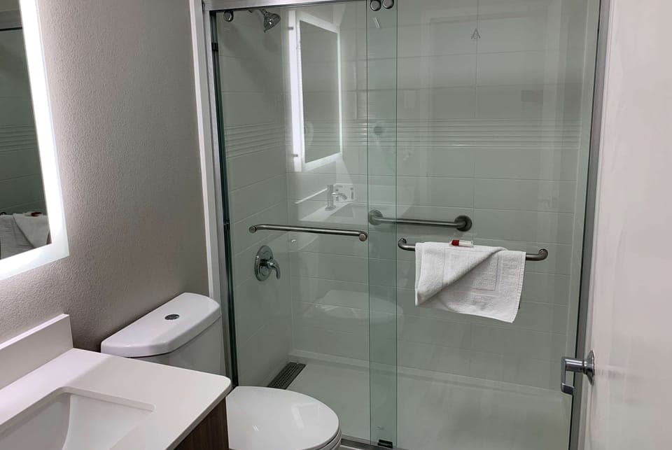 Combined shower/tub, free toiletries, hair dryer, towels