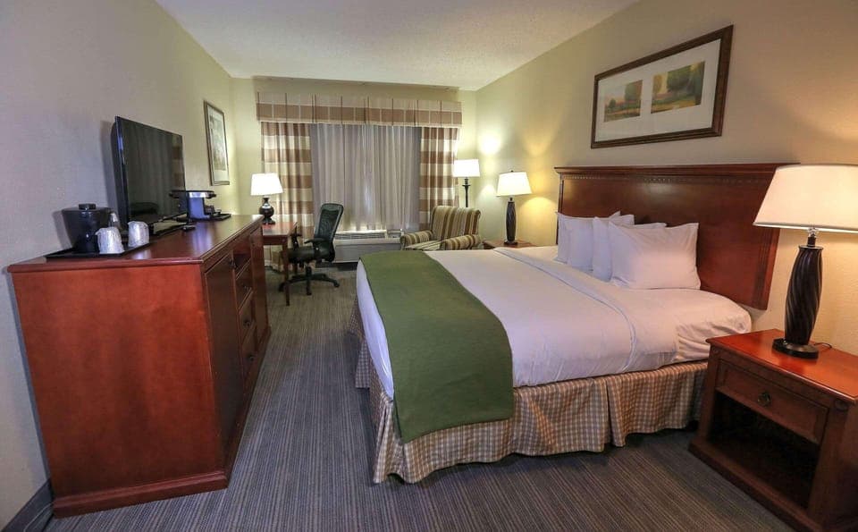 Desk, iron/ironing board, rollaway beds, free WiFi