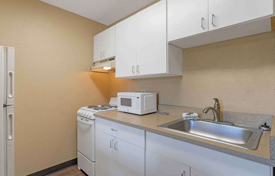 Studio, 1 Queen Bed, Non Smoking | Desk, iron/ironing board, free WiFi, bed sheets