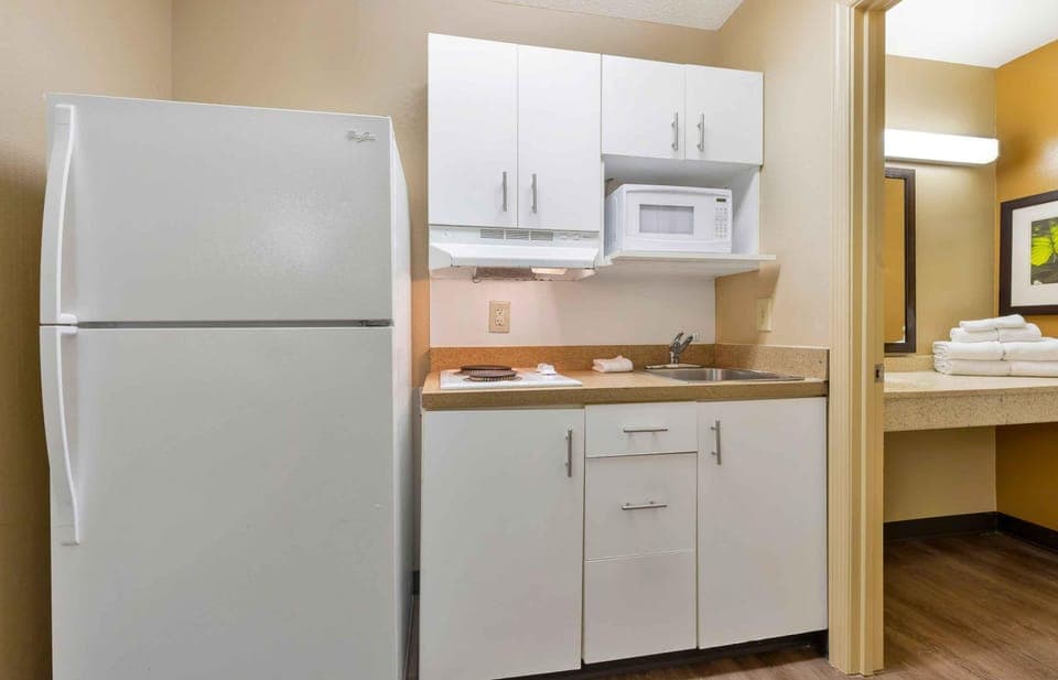 Studio, 2 Double Beds, Non Smoking | Private kitchen | Fridge, microwave, stovetop, coffee/tea maker