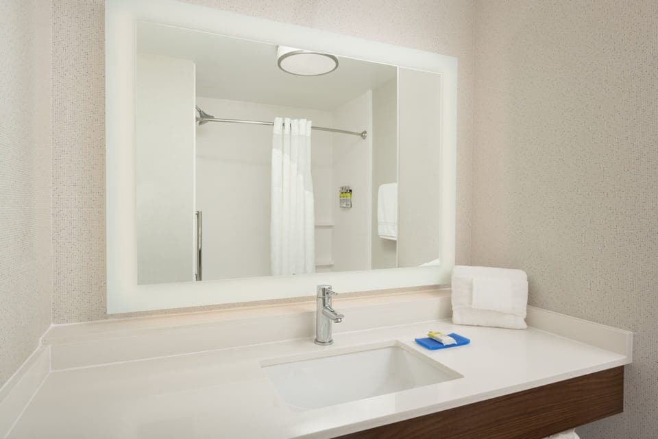 Combined shower/tub, hair dryer, towels