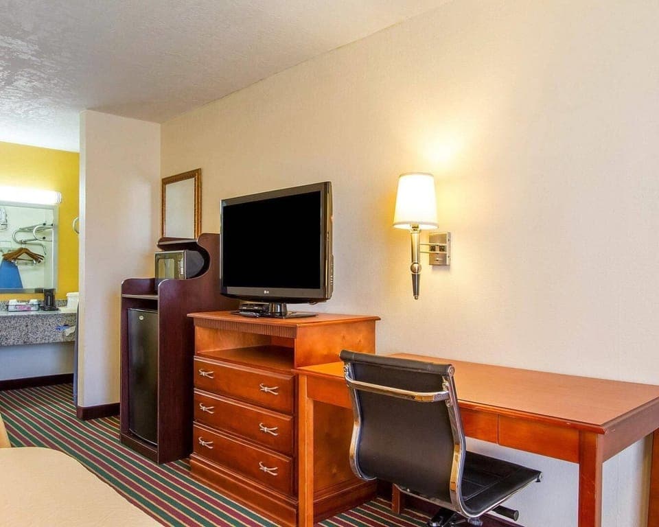 Standard Double Room, 2 Double Beds, Non Smoking | Free WiFi, bed sheets
