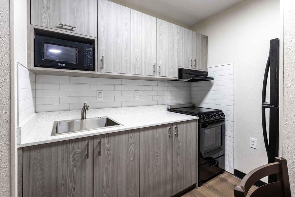 Deluxe Studio, 1 Queen Bed with Sofa bed, Non Smoking | Private kitchen | Fridge, microwave, stovetop, coffee/tea maker