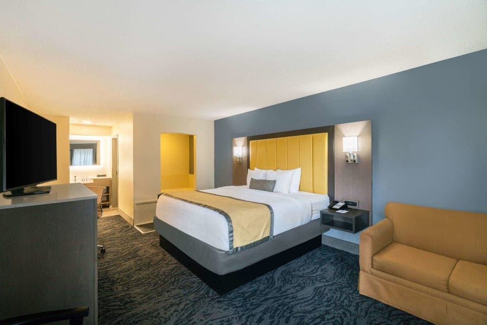 Studio Suite, 1 King Bed, Non Smoking | Iron/ironing board, free cribs/infant beds, free WiFi, bed sheets
