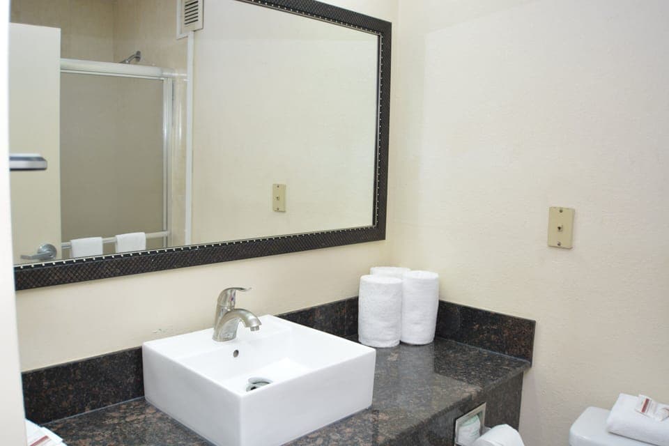 Combined shower/tub, free toiletries, hair dryer, towels