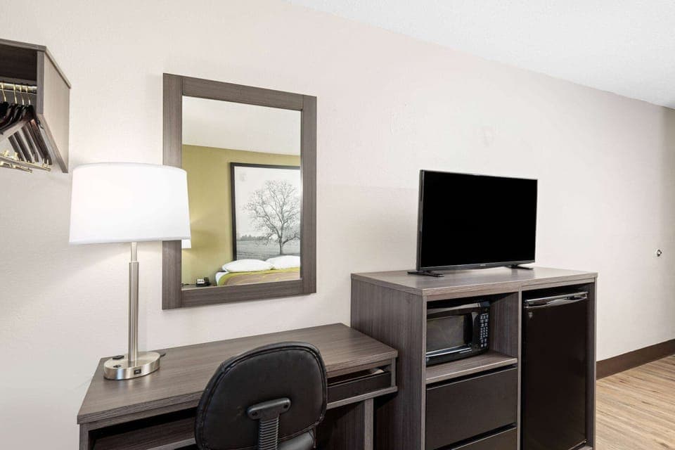 Premium bedding, desk, free cribs/infant beds, free WiFi
