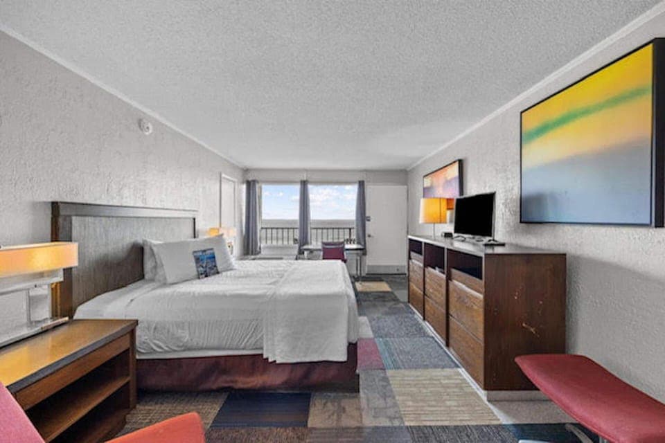 Basic Single Room, 1 King Bed | In-room safe, individually furnished, laptop workspace