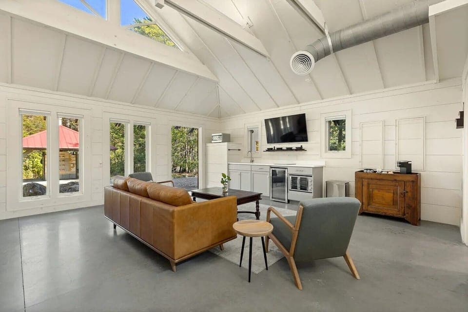 Holiday Home | Living area | 45-inch flat-screen TV with cable channels, TV, books