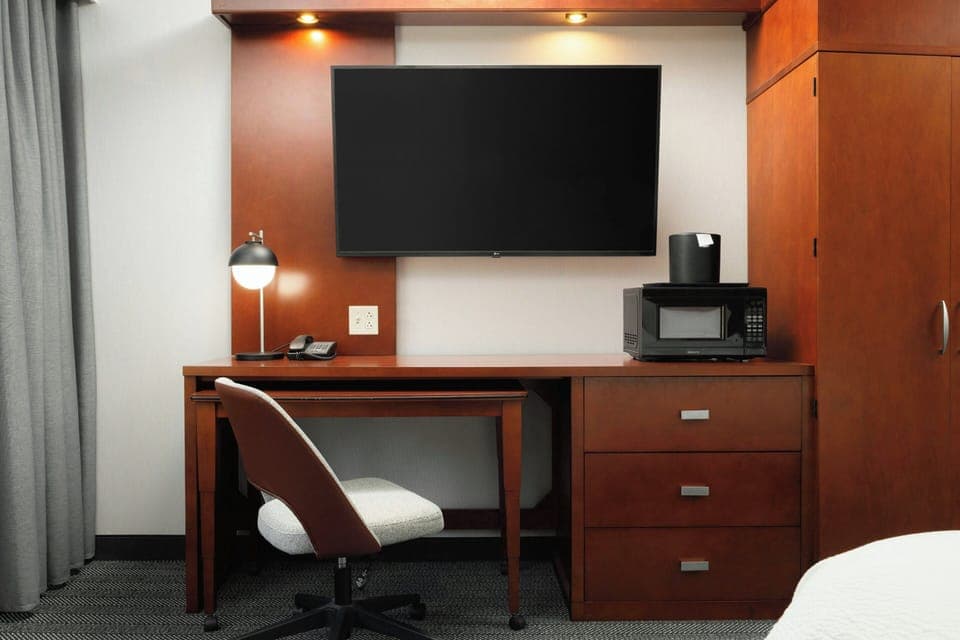 Premium bedding, desk, iron/ironing board, free WiFi