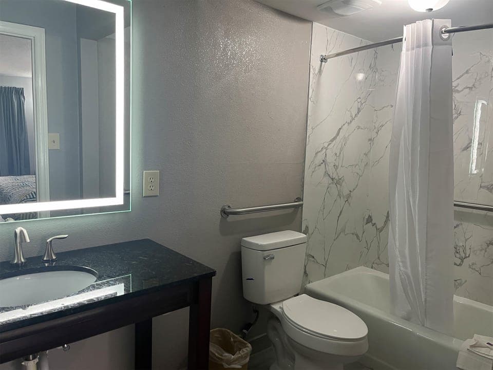 Combined shower/tub, towels