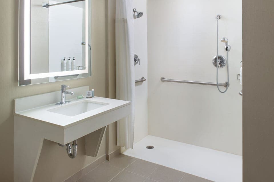 Combined shower/tub, designer toiletries, hair dryer, towels