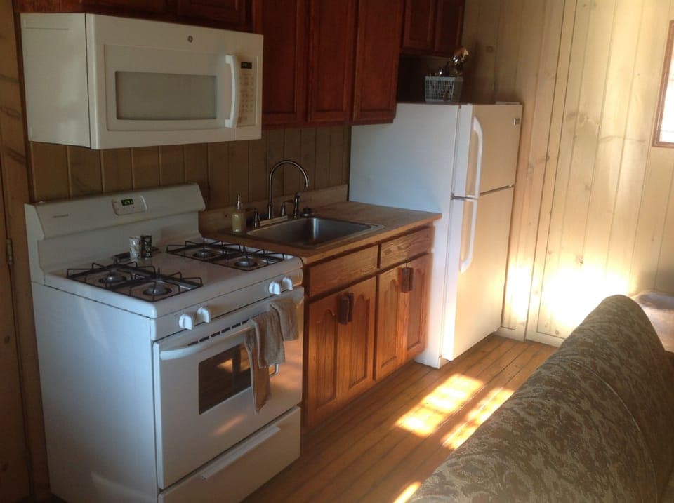 Cabin, 3 Bedrooms | Private kitchen | Coffee/tea maker
