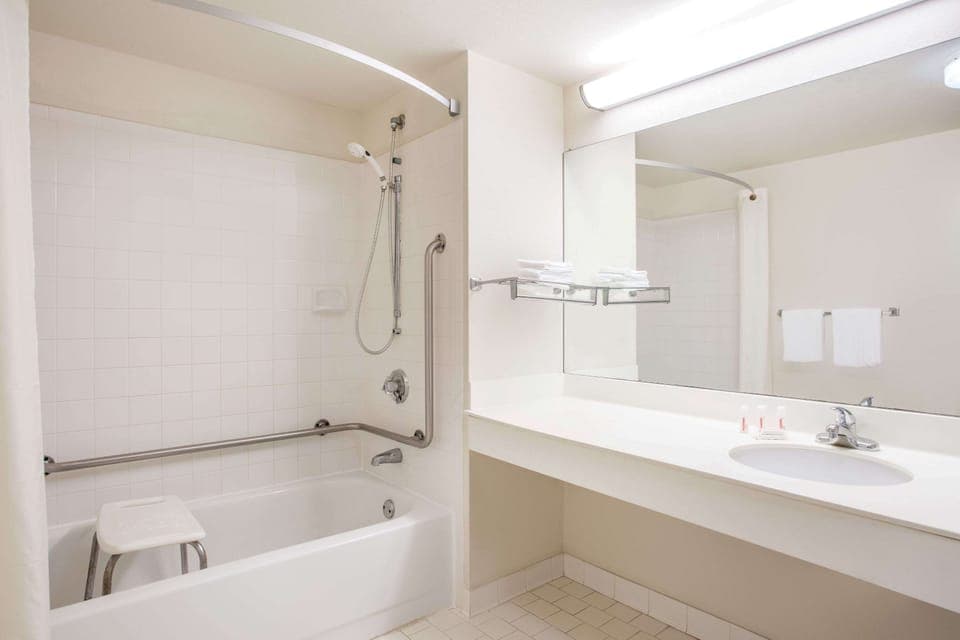 Room, 1 Queen Bed, Accessible, Non Smoking (Mobility) | Bathroom | Combined shower/tub, free toiletries, hair dryer, towels