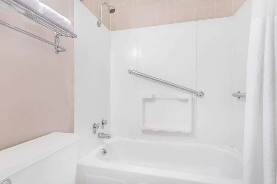 Combined shower/tub, hair dryer, towels