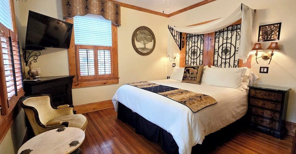 Brass Giraffe | Premium bedding, individually decorated, individually furnished, desk