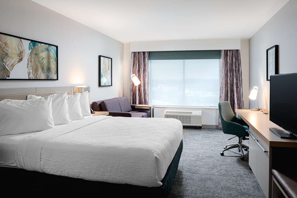 Premium bedding, in-room safe, desk, laptop workspace